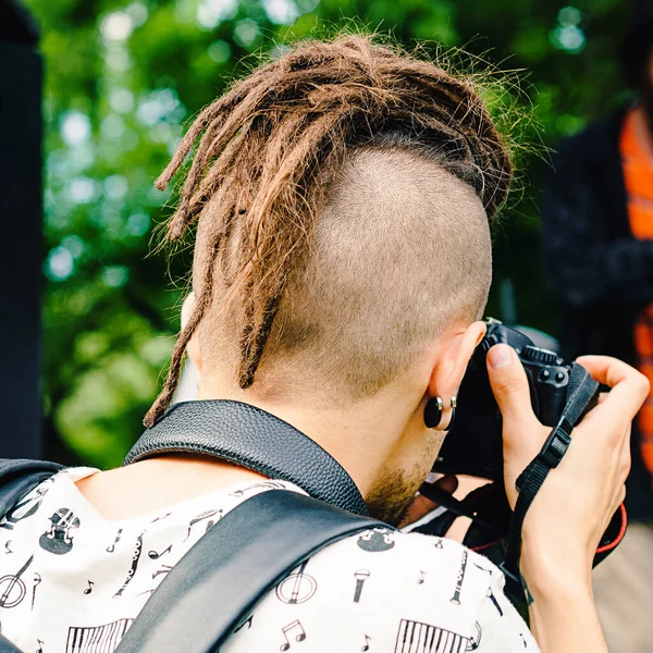 Dread Lock Cabello Mochilero Hombre Fotógrafo Está Tomando Una Foto — Foto de Stock