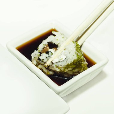 Suşi tahtada yuvarlanıyor. Japon yemeği. Yuvarlamalar.