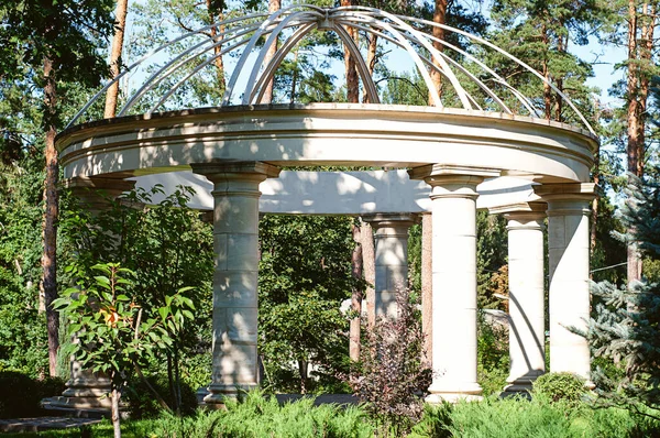 Bellissimo Gazebo Marmo Sullo Sfondo Del Parco Estivo — Foto Stock