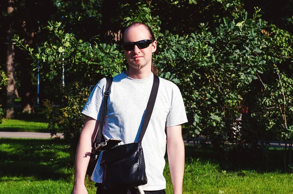 Ein Mann Mit Sonnenbrille Und Legerer Kleidung Steht Auf Dem — Stockfoto