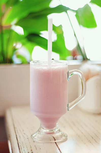 Vaso Batido Casero Con Cereza Hojas Menta Cuchara Sobre Mesa — Foto de Stock