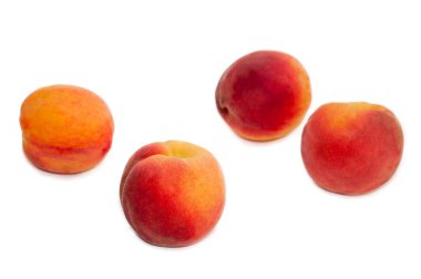 Bahçedeki ahşap arka planda taze şeftali grubu.