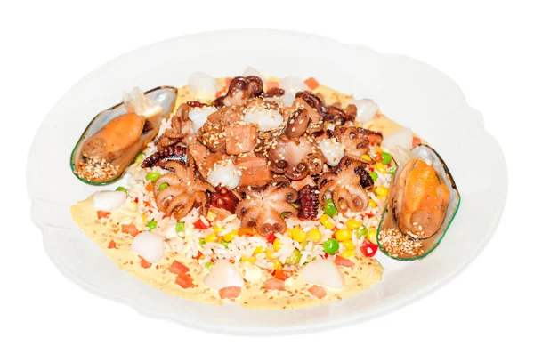 Kabuklu ve ahtapotlu lezzetli paella, yakın plan. Tipik İspanyol yemeği.