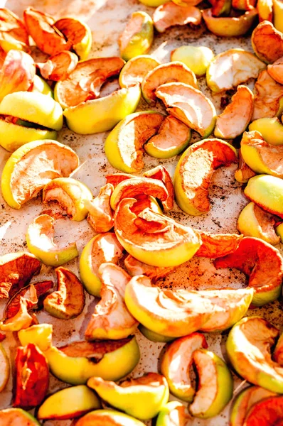 Çamaşır torbasında kurumuş elmalar ve taze olgun elmalar. Seçici odak