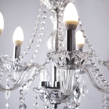 İzole bir arkaplanda kristal avize