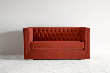 Arka planda koyu turuncu bir kanepe