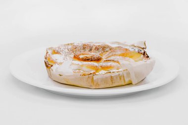 Mantarlı tart, yalıtılmış arka planda pırasa ve peynir.