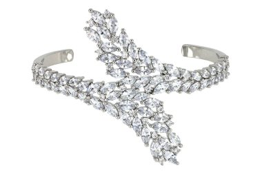 Beyaz izole arkaplanda elmasları olan beyaz altın bir bilezik.