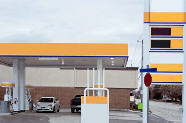 Benzin istasyonu beyaz ve turuncu