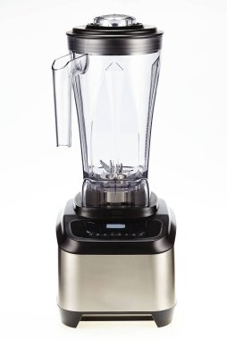 Beyaz izole arkaplanda meyve sıkacağı veya elektrikli blender