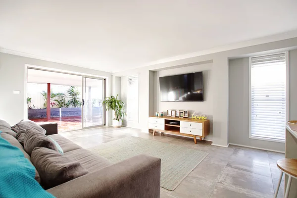 Beautiful Large Living Room Interior Hardwood Floors Vaulted Ceiling New — Stock Photo, Image