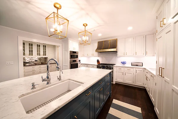 Interior Cozinha Com New Luxury Home Características Luminárias Pingente Elegante — Fotografia de Stock
