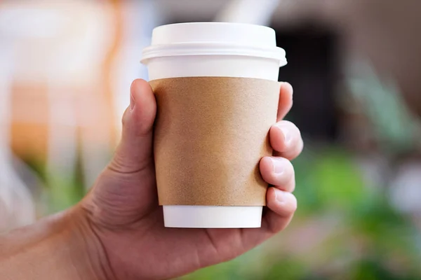 Männer Halten Einweg Kaffeetasse Auf Hellem Verschwommenem Hintergrund — Stockfoto