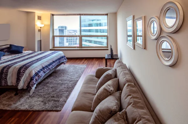 Quarto Espaçoso Com Grandes Janelas Cama Casal Sofá Mesa Cadeiras — Fotografia de Stock