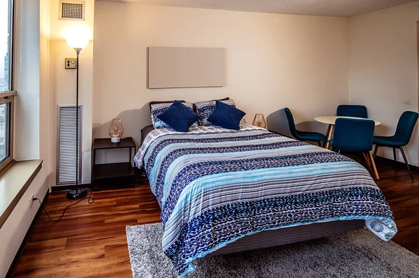 Quarto Espaçoso Com Grandes Janelas Cama Casal Sofá Mesa Cadeiras — Fotografia de Stock