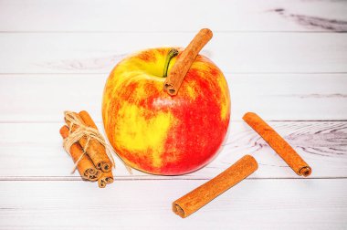 Elma, kakule, tarçın, beyaz ahşap arka planda çiçek açan elma ağacı dalı..