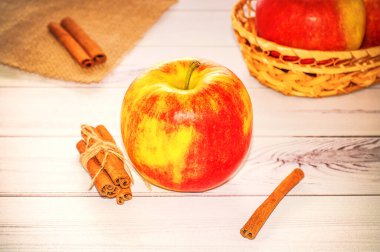 Elma, kakule, tarçın, beyaz ahşap arka planda çiçek açan elma ağacı dalı..