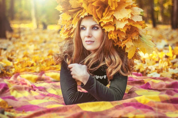 Fille Aux Cheveux Roux Dans Les Feuilles Automne Portrait Automne — Photo