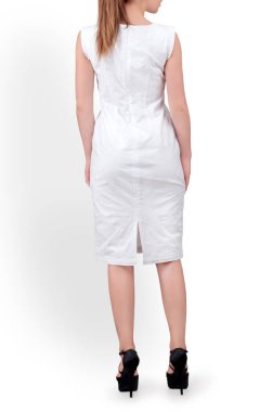 Seçkin kız model, stüdyoda izole edilmiş bir arka planda giysilerini ve ayakkabılarını gösteriyor.