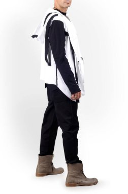 Yakışıklı adam poz veriyor. Erkek model, izole edilmiş arka planda giysilerini ve ayakkabılarını gösterir.