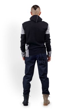 Yakışıklı adam poz veriyor. Erkek model, izole edilmiş arka planda giysilerini ve ayakkabılarını gösterir.