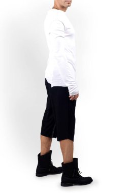 Yakışıklı adam poz veriyor. Erkek model, izole edilmiş arka planda giysilerini ve ayakkabılarını gösterir.