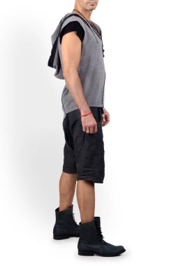 Yakışıklı adam poz veriyor. Erkek model, izole edilmiş arka planda giysilerini ve ayakkabılarını gösterir.