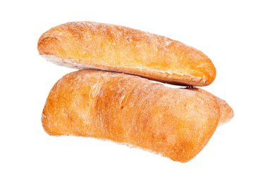 İzole edilmiş beyaz bir zeminde taze pişmiş ekmek.