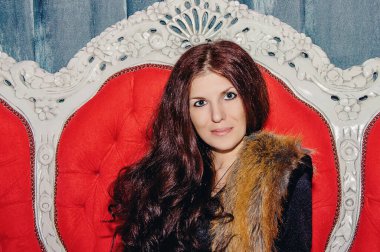 Partidekiler kulüpte kutlama yapıyor. Güzel genç kızlar bir gece kulübünde kutlama yapıyorlar..