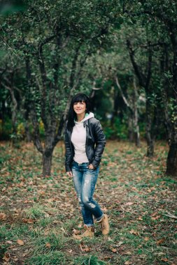 Sonbaharda şehre kuru yapraklar atan komik kız arkadaşlar.