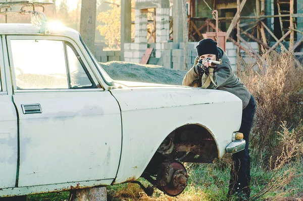 Girl Shoots Gun Leaning Broken Car Abandoned Home — Stock Photo, Image