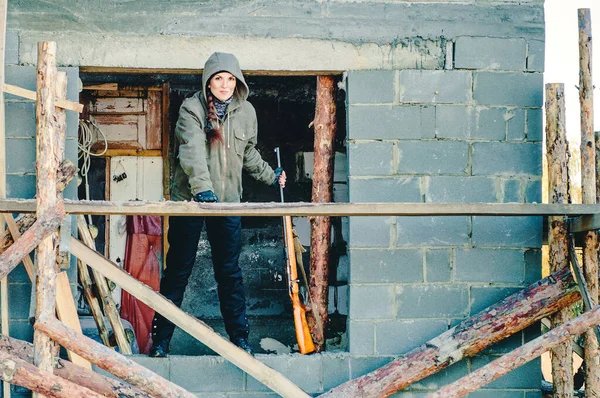 Menina Dispara Uma Arma Uma Casa Abandonada — Fotografia de Stock