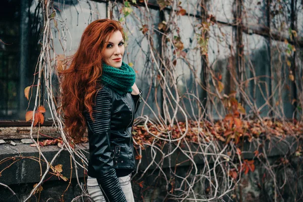 Menina Beleza Primavera Com Longo Cabelo Vermelho Soprando Livre Árvores — Fotografia de Stock