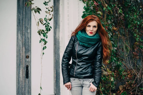 Menina Beleza Primavera Com Longo Cabelo Vermelho Soprando Livre Árvores — Fotografia de Stock