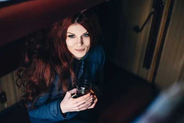 Disfrutando Los Viajes Joven Mujer Bonita Viajando Tren Sentado Cerca — Foto de Stock