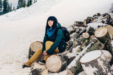 Genç ve şık esmer, karlı dağlarda