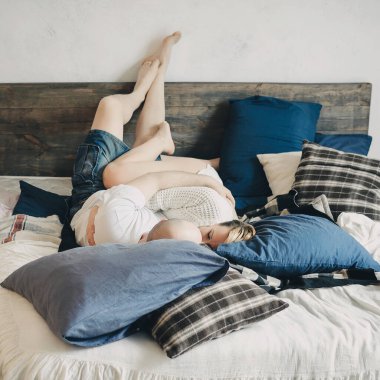 Sakallı bir adam ve sarışın bir kız yatakta oturuyor. Gitar, kitap, şampanya, duygular, aşk. Aşk hikayesi..