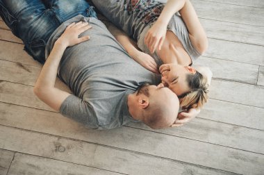 Sakallı bir adam ve sarışın bir kız yerde yastıkların arasında oturuyorlar. Gitar, duygular, aşk. Aşk hikayesi..