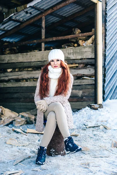 後ろに雪の山がある冬の赤毛の女の子 — ストック写真