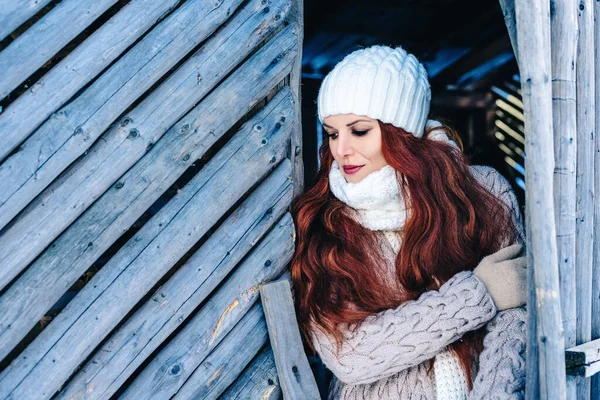 Chica Pelirroja Invierno Con Una Montaña Nevada Fondo — Foto de Stock