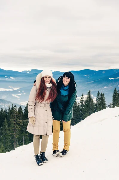 눈덮인 산에서 아름다운 머리와 머리의 소녀들 — 스톡 사진