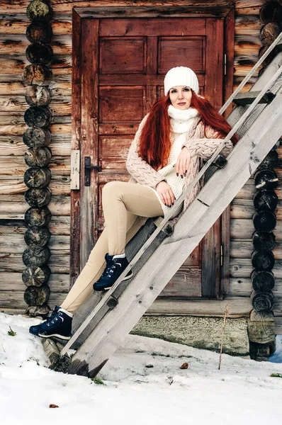 若くスタイリッシュな赤毛の女の子でザ雪の背景 — ストック写真