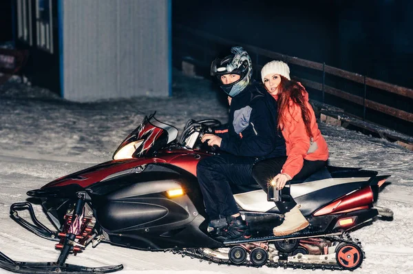 Snowmobile Κοκκινομάλλα Και Τύπος Στο Snowmobile Γελάνε Αντίληψη Χειμερινές Διακοπές — Φωτογραφία Αρχείου