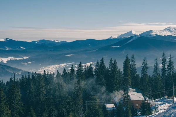 Majestuosa Vista Sobre Hermosas Montañas Niebla Paisaje Niebla Escena Dramática — Foto de Stock