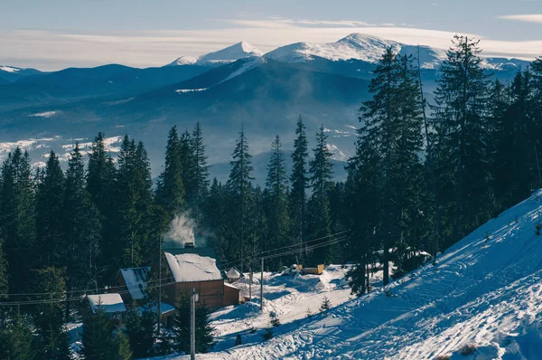 霧の風景の中に美しい霧の山の壮大な景色 劇的な異常なシーン 旅行の背景 美の世界を探る カルパチア山脈 ウクライナだ ヨーロッパ — ストック写真