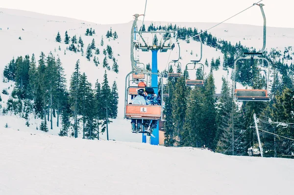 Les Skieurs Funiculaire Montent Montagne Les Gens Grimpent Dans Téléphérique — Photo