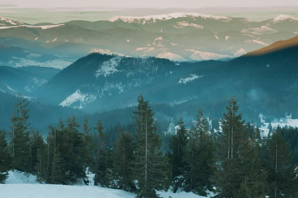 Majestuosa Vista Sobre Hermosas Montañas Niebla Paisaje Niebla Escena Dramática — Foto de Stock