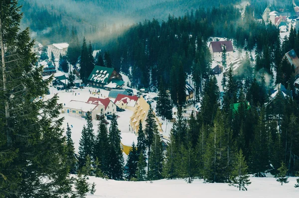 霧の風景の中に美しい霧の山の壮大な景色 劇的な異常なシーン 旅行の背景 美の世界を探る カルパチア山脈 ウクライナだ ヨーロッパ — ストック写真