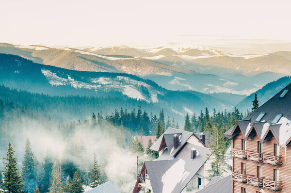 Величественный вид на красивые туманные горы в туманном ландшафте. Драматическая необычная сцена. Путешествия. Исследуя мир красоты. Карпатские горы. Украина. Европа.