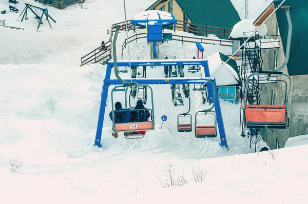 Les Skieurs Funiculaire Montent Montagne Les Gens Grimpent Dans Téléphérique — Photo